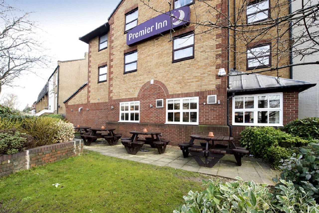 Premier Inn London Ромфорд Екстериор снимка